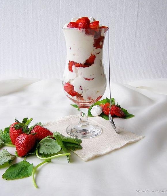 Eton Mess słodki truskawkowy deser z Eton