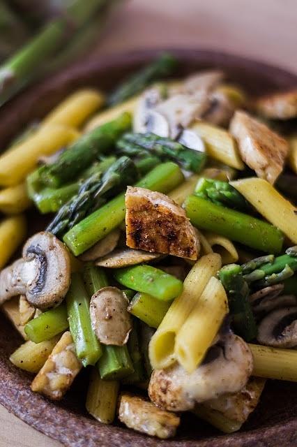 Penne z tempehem, szparagami i pieczarkami bezglutenowe i wegańskie