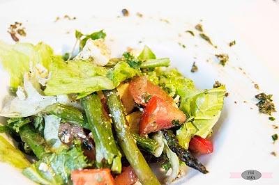 Sałatka z zapiekanymi szparagami serem pleśniowym i pesto z botwinki