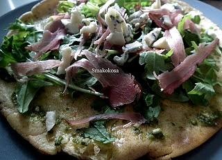 Omlet z rukolą, szynką szwardzwaldzką, pesto i serem lazur