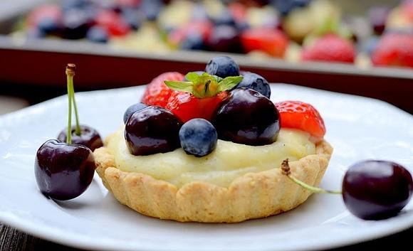 Tarteletki z kremem jaglanym i owocami sezonowymi
