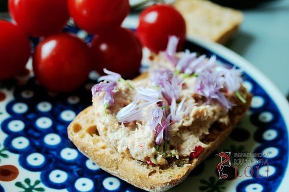 Pasta z wędzonego śledzia z kwiatami szczypiorku