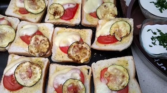 Tosty z cukinią i mozzarellą na grilla
