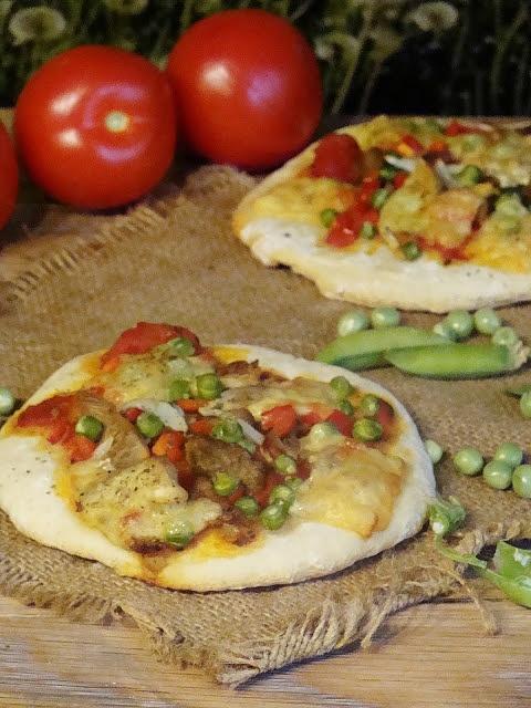 Zapiekanki jak pizza z kurczakiem i groszkiem