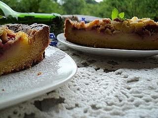 Tarta z budyniem, poziomkami, truskawkami i migdałami