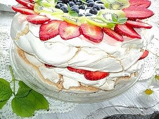 Bezowy tort z owocami