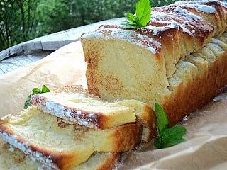 Drożdżowy odrywaniec z masłem i cynamonem