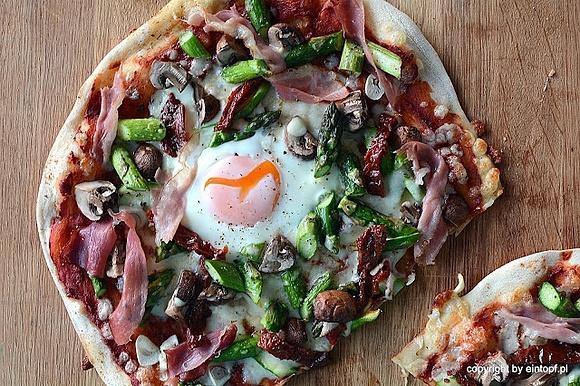 Pizza ze szparagami, pieczarkami i szynką