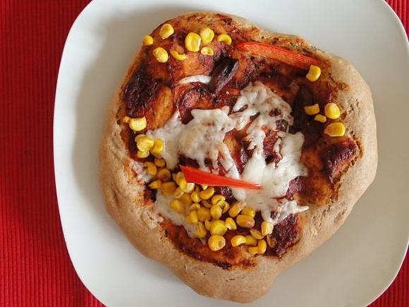 Potrawy Stefci - pizza orkiszowa z papryką oliwkami kukurydzą i serem mozzarella