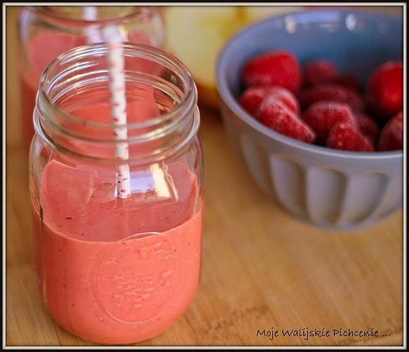 Różowo mi czyli smoothie z czerwonych owoców
