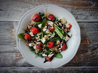 Sałatka ze szpinakiem, truskawkami i mozzarellą