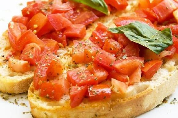 Bruschetta Pizzaiola – włoska przekąska z pomidorów, mozzarelli i bazylii