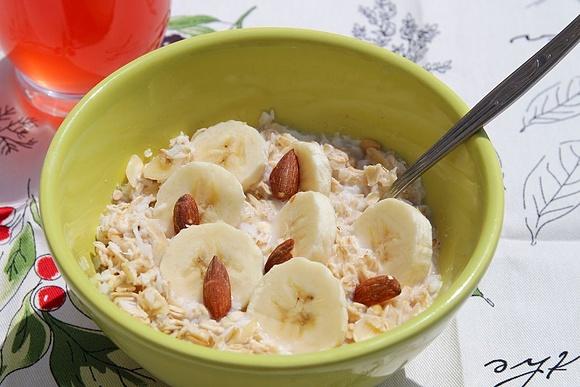 Owsianka migdałowo kokosowa z bananami