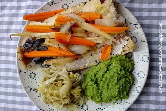 Ryba zapiekana w rękawie z purée z bobu