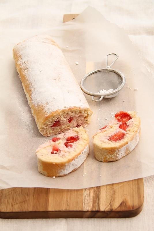 Rolada śmietankowo-truskawkowa