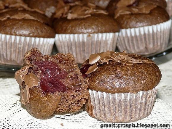 Czekoladowe mini-muffinki z wiśniami