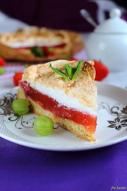 Ciasto truskawkowo-agrestowe z bezą