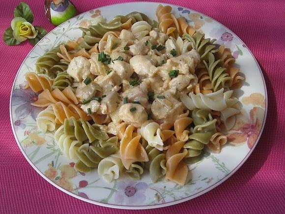 Makaron z kurczakiem w sosie śmietanowym z curry