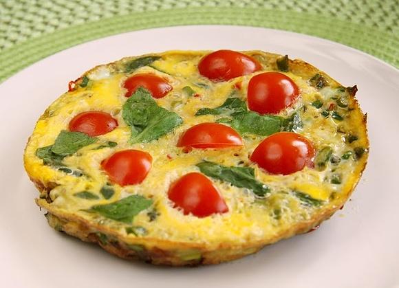 Frittata ze szparagami i pomidorami