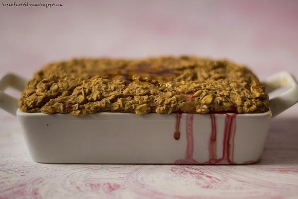 Zapiekane rabarbar i truskawki pod wegańską tofu-owsianką