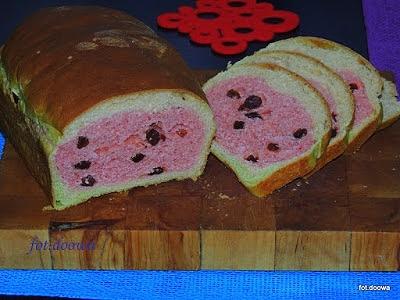 Kolorowa chałka z barwnikami spożywczymi na śniadanie