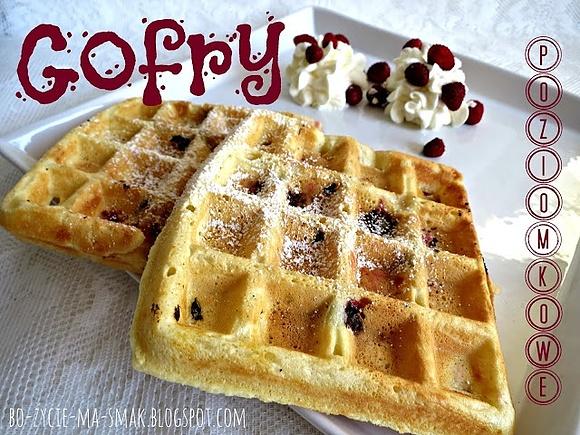 Gofry z całymi poziomkami i bitą śmietaną