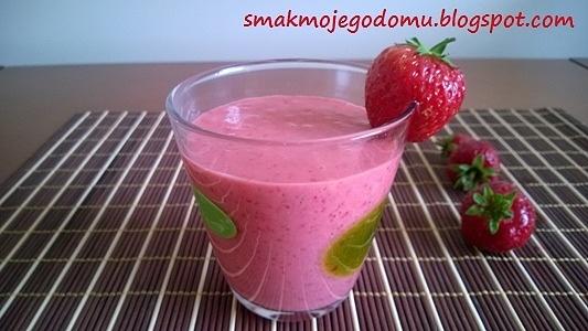 Bananowo-truskawkowy koktajl owocowy na jogurcie naturalnym