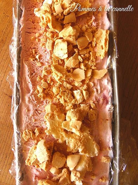 Lody Eton Mess z musem truskawkowym i beza
