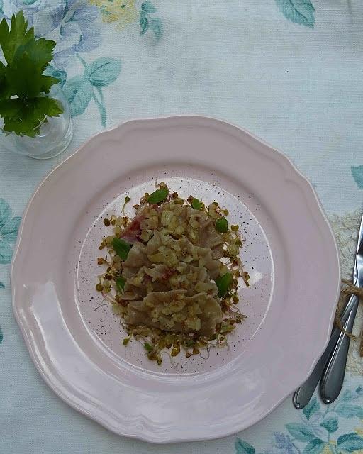 Pierogi żytnie z pieczonymi buraczkami i ciecierzycą