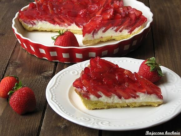 Krucha tarta z kremem mascarpone, białą czekoladą i truskawkami