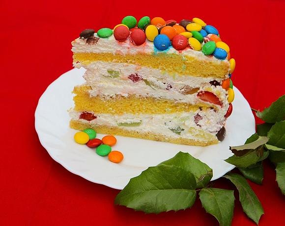 Tort M&M’s z truskawkami i bitą śmietaną mascarpone
