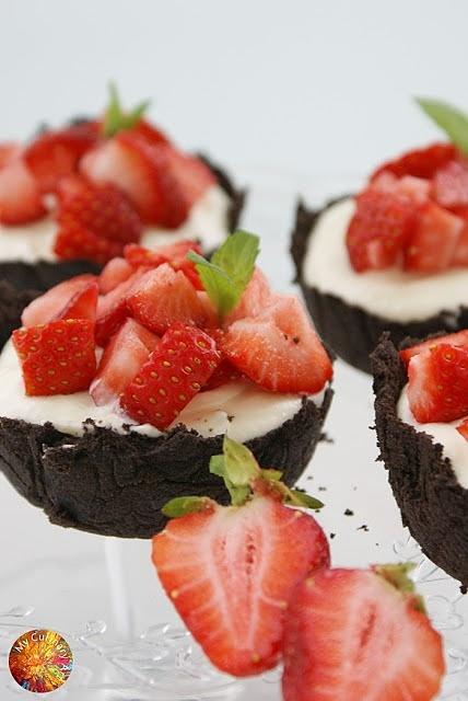 Babeczki Oreo z białą czekoladą i truskawkami bez pieczenia