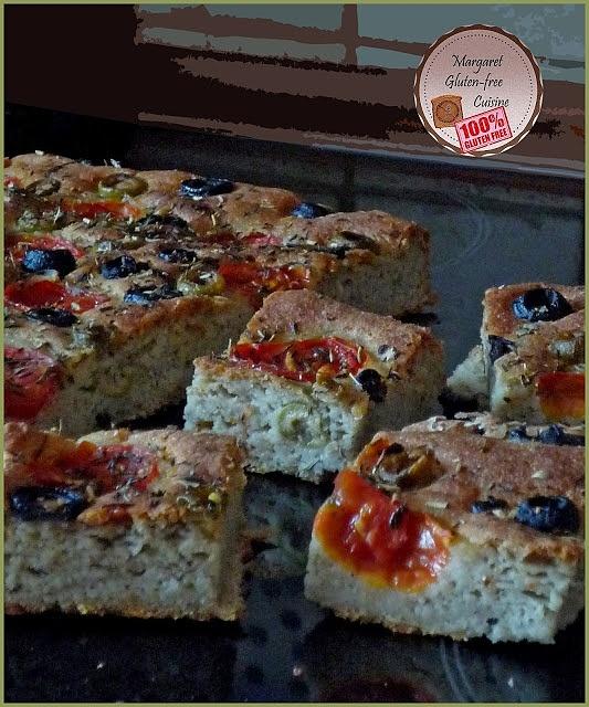Bezglutenowa focaccia z oliwkami i pomidorkami