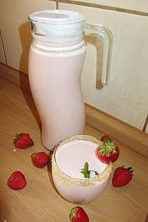 Domowy jogurt truskawkowy