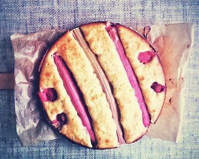 Prosty placek z mascarpone i rabarbarem