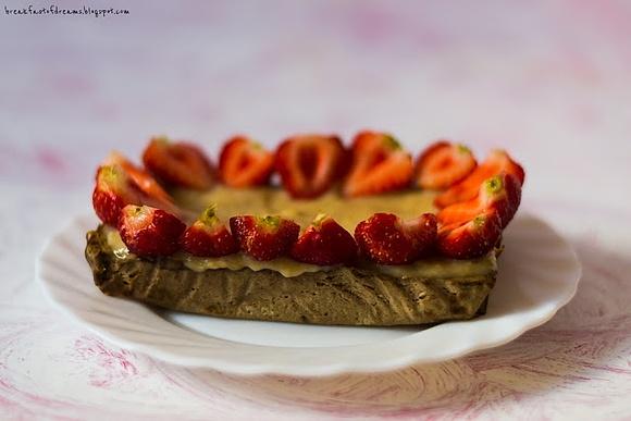 Karobowy sernik z amazake i truskawkami