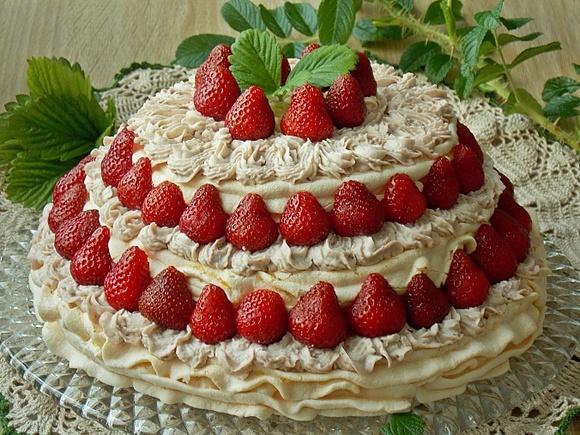 Bezowy tort z konfiturą różaną i truskawkami