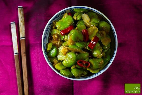 Bób smażony po tajsku z pastą curry