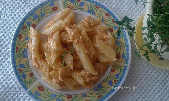 Penne z łososiem i fetą