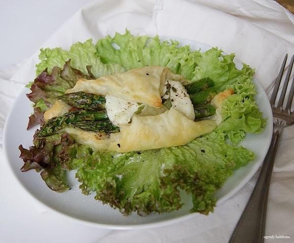 Wiązki z ciasta francuskiego ze szparagami szynką i mozzarellą