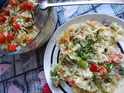Zapiekanka warzywna z brokułem makaronem farfalle i mozzarellą