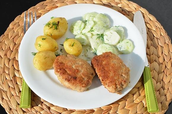 Kotlety mielone z mizerią i młodymi ziemniakami