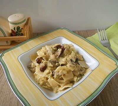Łazanki z młodą kapustą pieczarkami i kabanosem