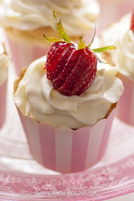 Angel food cupcakes z truskawkowym nadzieniem