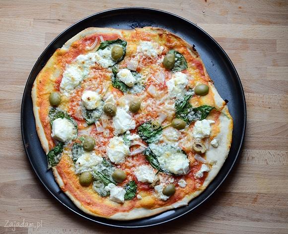 Pizza z fetą i szpinakiem