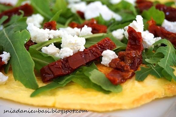 Omlet z rukolą, suszonymi pomidorami i twarożkiem