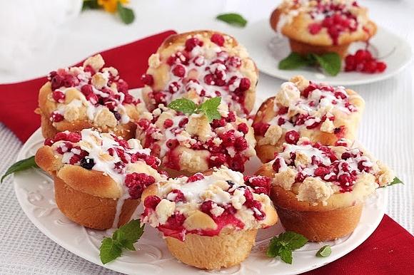 Drożdżowe babeczki porzeczkowe z kruszonką i lukrem