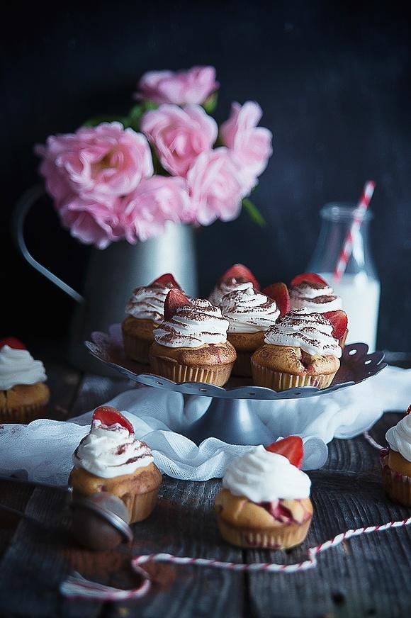 Muffiny truskawkowe z bitą śmietaną