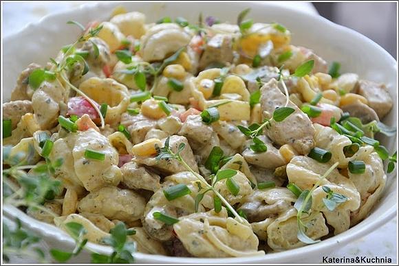 Makaronowa sałatka z kurczakiem curry i ananasem
