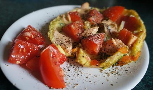 Omlet z warzywami i rybą wędzoną